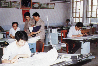 從1984年第一季度到抓管理上登記全面提高企業(yè)素質(zhì)驗收前，采取分線檢查、總結(jié)成績、找出差距、提出措施、限期整改的方法，使各項工作在整頓中鞏固提高，在鞏固提高中進(jìn)行再整頓，再提高。