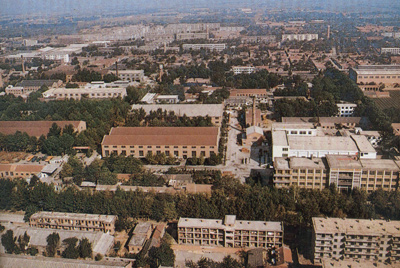 推土機(jī)總廠本部廠區(qū)。山東推土機(jī)總廠建立時，固定資產(chǎn)原值為2569萬元，占地面積為517538平方米，建筑面積為170861平方米。