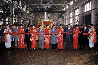 山推股份公司舉行山推牌TY220推土機(jī)5000臺下線慶典活動。