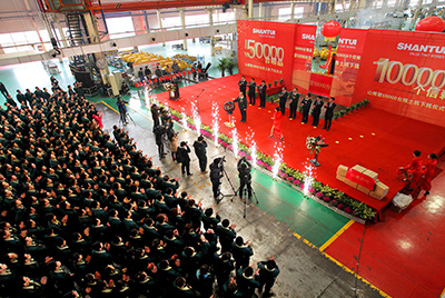 推土機(jī)事業(yè)部總裝工廠隆重舉行推土機(jī)第50000臺下線慶典儀式。這一激動人心的歷史時刻標(biāo)志著50000臺不僅僅是一個數(shù)量的積累，更是山推管理水平、生產(chǎn)規(guī)模、制造技術(shù)、研發(fā)能力、銷售能力等綜合能力的體現(xiàn)，標(biāo)志著山推推土機(jī)產(chǎn)業(yè)整體實力進(jìn)一步增強(qiáng)，是從量變到質(zhì)變的飛躍。