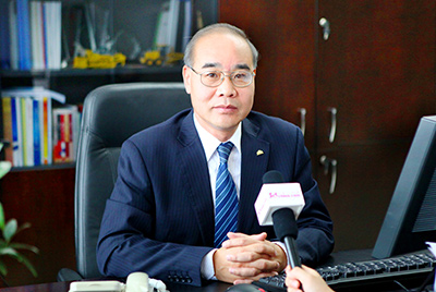 張秀文董事長在接受中國山東網(wǎng)專題采訪時，就公司踐行“厚道魯商”倡樹行動進(jìn)行回答，介紹了山推把“仁義、誠信、厚道”的文化精髓融入到生產(chǎn)經(jīng)營的全過程的典型做法和“誠敬做產(chǎn)品，誠信做企業(yè)”的經(jīng)營理念，在工程機(jī)械行業(yè)樹立起了“厚德堅韌”的山東國企形象