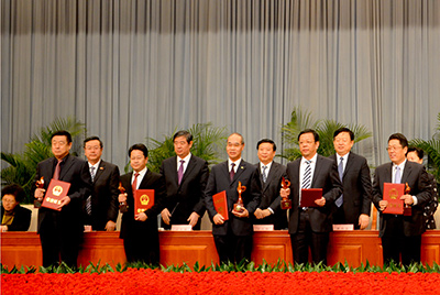 會上對獲得“省長質(zhì)量獎”的企業(yè)和個人進(jìn)行了表彰，山推股份位居榜首，公司董事長張秀文從省長姜大明手中接過了代表山東質(zhì)量管理最高榮譽的“金拇指”獎杯。