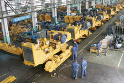 山推牌TY320C推土機(jī)在裝配分廠試驗車間順利下線，標(biāo)志著“山推”系列推土機(jī)在技術(shù)性能和結(jié)構(gòu)造型水平上又上了一個新的臺階。