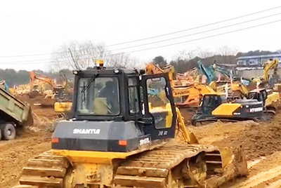 1月23日夜間，山推設(shè)備開足馬力，與時間賽跑，全速開啟“武漢版小湯山”醫(yī)院的建設(shè)。